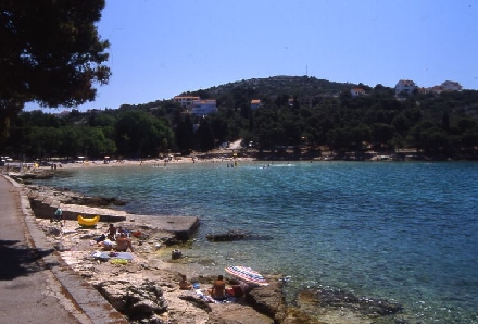 Otok MURTER > Bucht Slanica > Badebucht - Blick vom Campingplatz