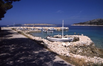 Otok MURTER > Bucht Slanica > Ausblick auf die Insel Prisnjak - hinter dem Campingplatz