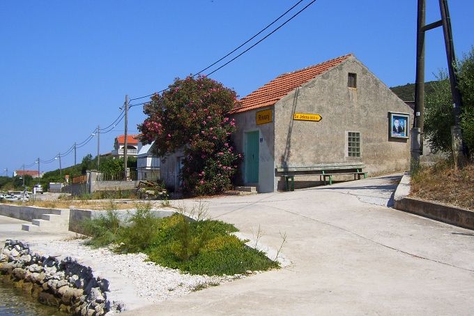 RIVANJ > Hafen mit Abzweigung zur Kirche Sv. Jelena