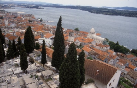 SIBENIK > Festungsausblick über die Dächer der Stadt