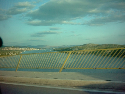 SIBENIK > Blick auf die Stadt von der KRKA-Brücke der Küstenstraße