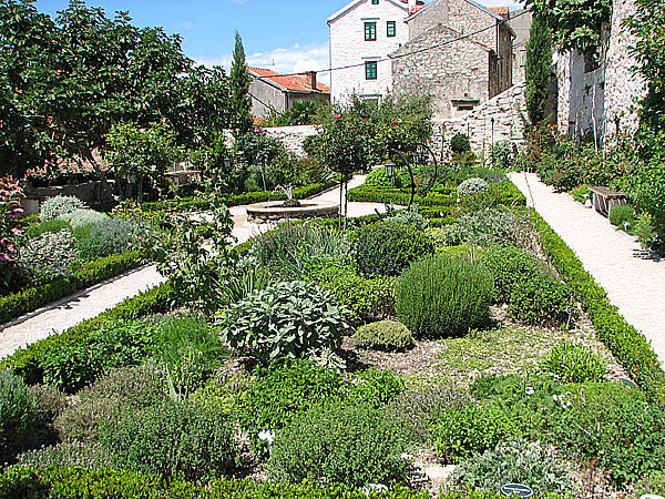 SIBENIK > Klostergarten Sv Lovro