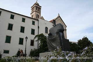 SIBENIK > Klosterkirche Sv. Frane im Rücken des Denkmales Petar Kresimir IV