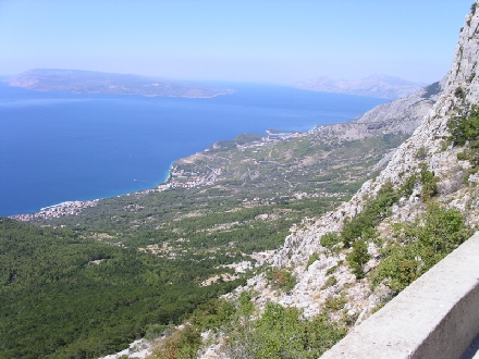 BIOKOVO Naturpark > Sveti Jure > Auffahrt und Blick nach Makarska-Tucepi