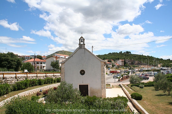 MARINA > Kirche am Ortseingang