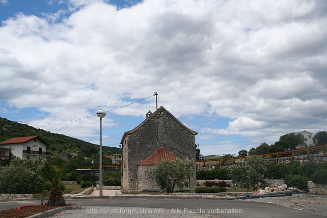 MARINA > Kirche am Ortseingang