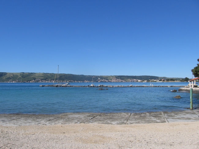 KASTELA > Hotel Resnik > Strandausblick zur Insel Ciovo