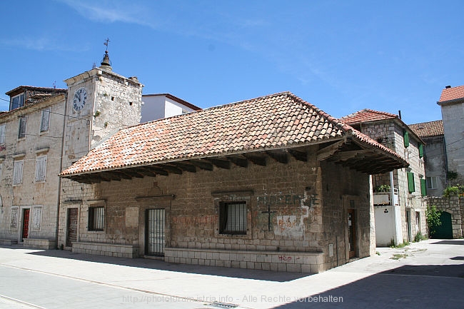 KASTEL NOVI > Stadtloggia und Uhrturm