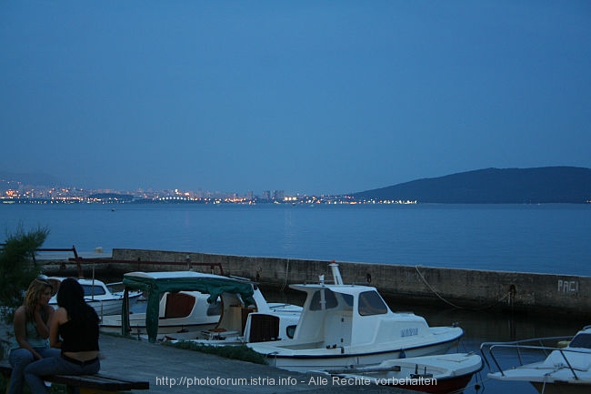 KASTEL STARI > Uferpromenade