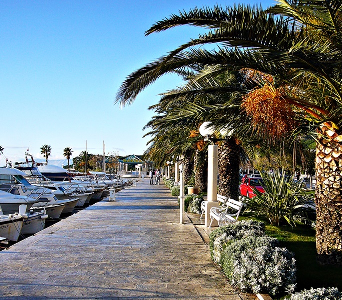 Die Hafenpromenade in Tucepi