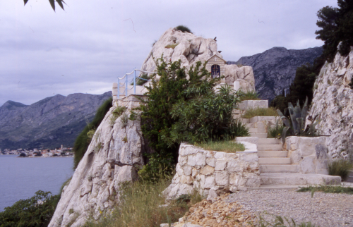 GRADAC_1km südlich > Gedenkstätte - südlich vom Ort an der Jadranska Magistrale