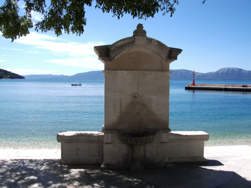 GRADAC > Uferpromenade > Brunnen