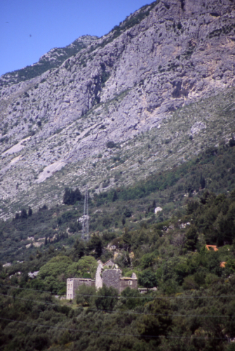 GRADAC > Ruinen am Berghang