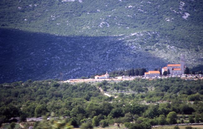 DUGOPOLJE > Kirche mit Friedhof