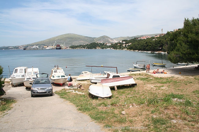 OKRUG GORNJI > Bucht am Ortseingang