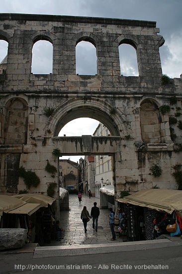 DIOKLETIANPALAST > Porta Argentea (Silbernes Tor)