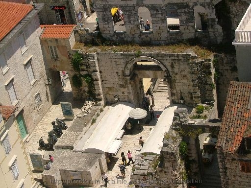 SPLIT > Diokletianpalast > Kirchturmaussicht auf Porta Argentea