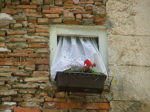 SPLIT > Diokletianpalast > Fenster mit Blumenkasten
