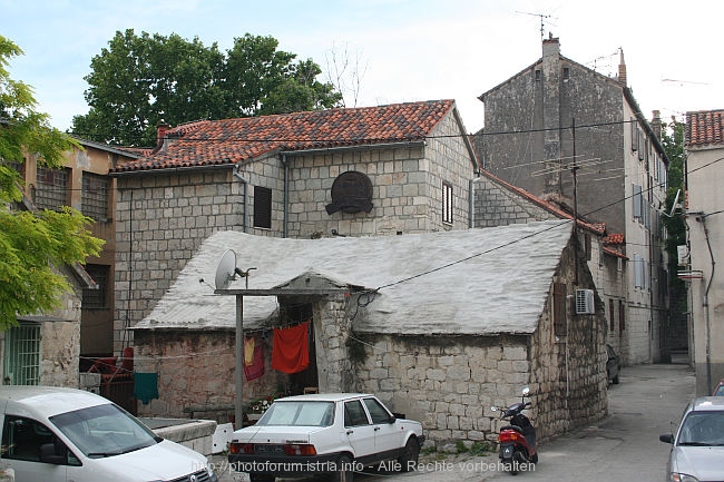 SPLIT > Altstadt > Altes Haus am Parkplatz oberhalb der Eisenbahn - Nähe Diokletianpalast