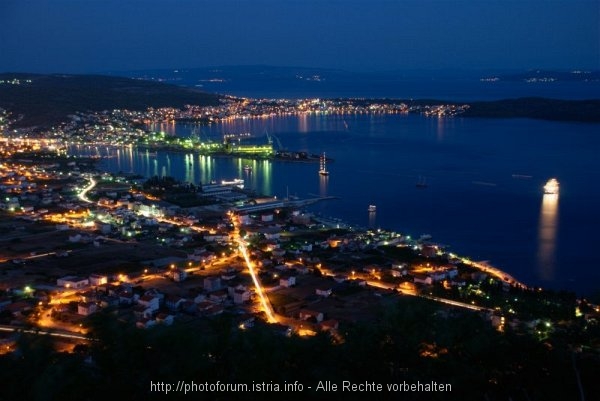 Trogir und Umland bei Nacht