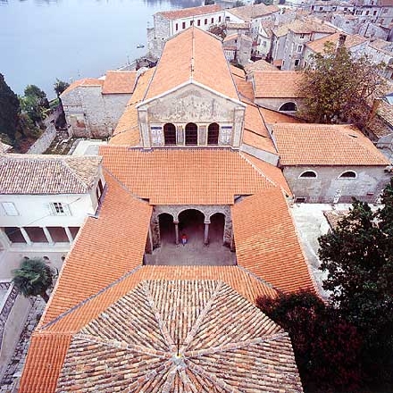 POREC > Euphrasius-Basilika > Glockenturmausblick auf die Basilika