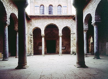 POREC > Euphrasius-Basilika > Atrium