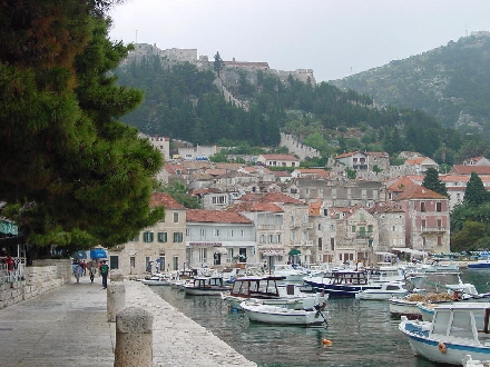 Hvar Hafen im regen