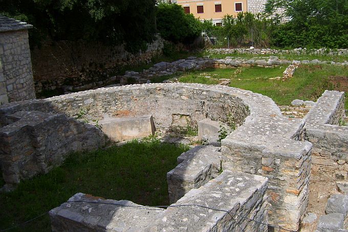 STARI GRAD > Grundmauern einer Kirche