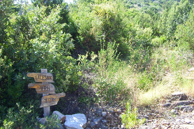 JELSA > Wanderweg Richtung Tor > Wegweiser