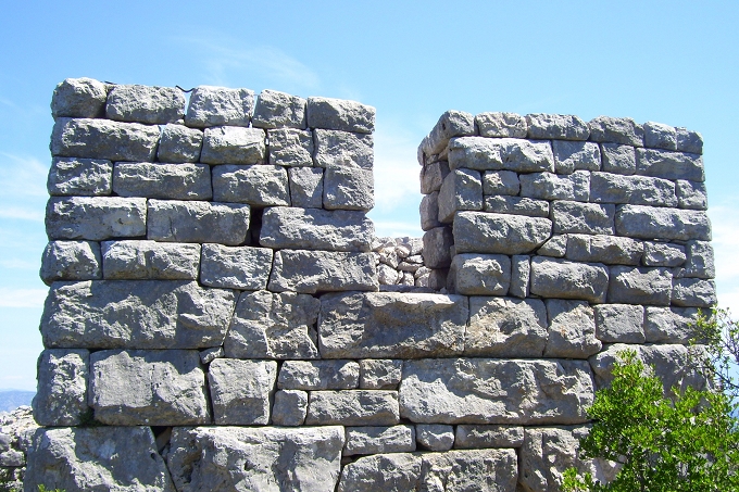 JELSA > griechischer Beobachtungsturm Tor