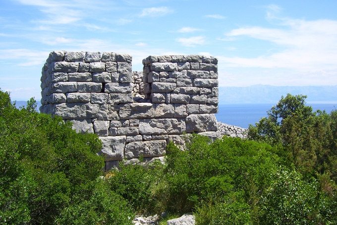 JELSA > griechischer Beobachtungsturm Tor