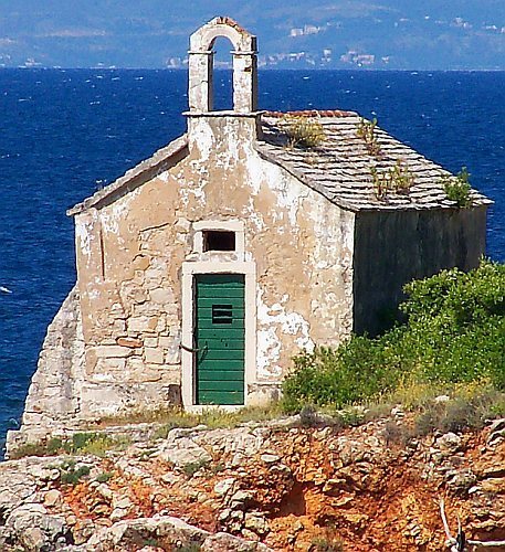 JELSA > Crkvica Sveti Luke > Kapelle am Meer