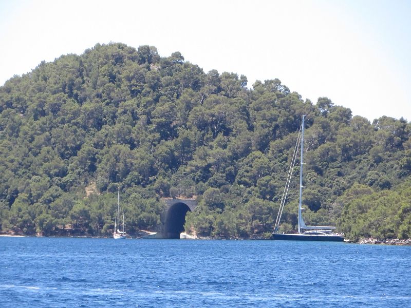 Tagesausflug nach Lastovo > Marinebunker bei Pasadur