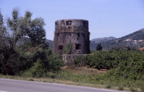 NERETVA > Norinska zwischen Opuzen und Metkovic > Runder Turm - Bunker