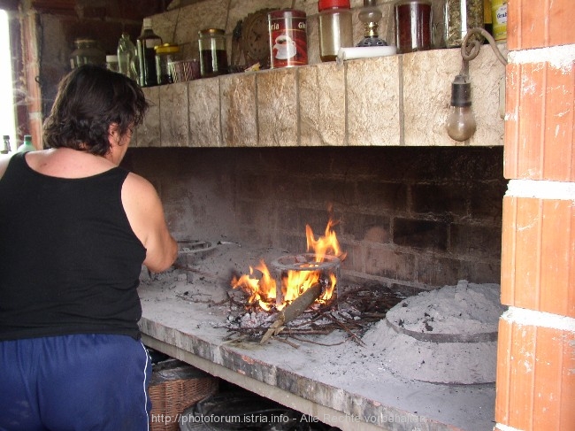 NERETVA > Brotbacken in der Peka