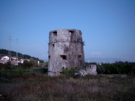 NERETVA > Norinska zwischen Opuzen und Metkovic > Turm an der Neretva