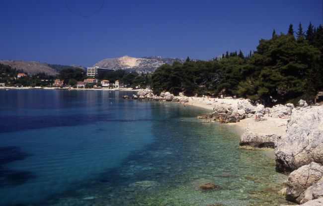 ZUPA DUBROVACKA > Strand von Mlini mit Blick auf Srebreno