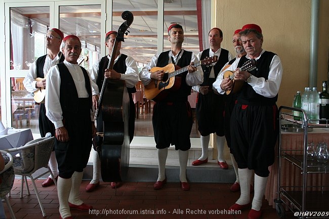 CAVTAT > Hotel Cavtat > Volkstümliche Musikanten aus Cilipi beim Galadinner