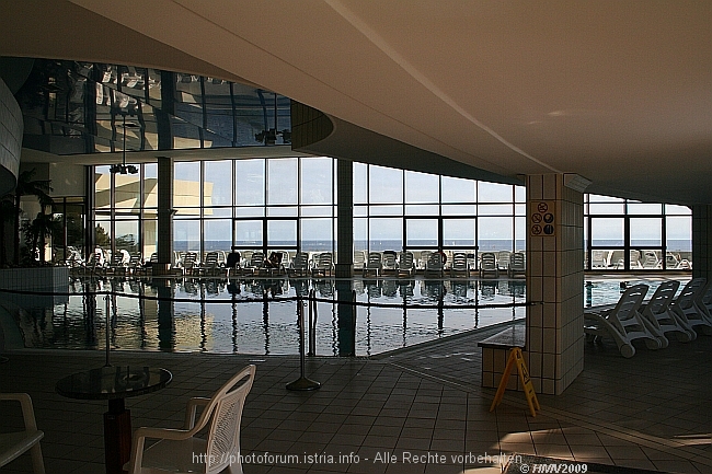 CAVTAT > Hotel Croatia > Indoorpool - Ausblick auf das Adriatische Meer