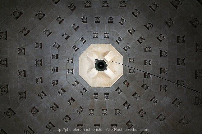 CAVTAT > Mausoleum Racic > Kuppeldecke mit Engelgesichtern