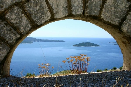 ELAFITEN > Brückenpfeiler vor Otok Sipan und Otok Misnjak