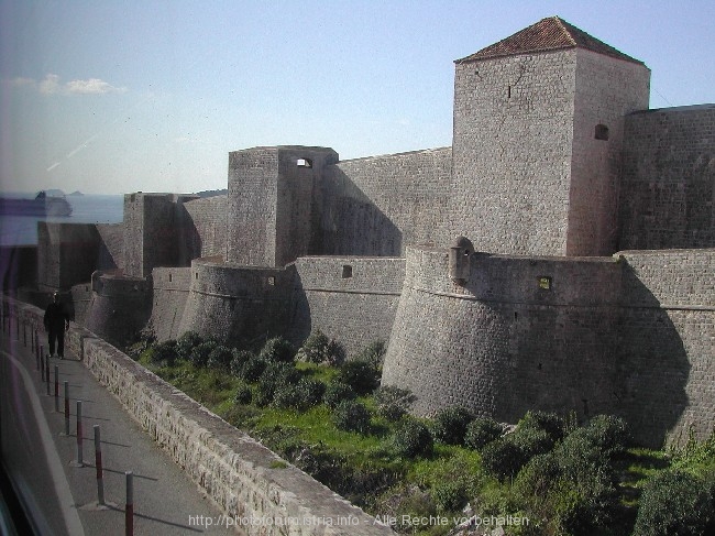 Vor der Stadtmauer von Dubrovnik