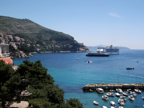 DUBROVNIK > Kreuzfahrtschiff und Yacht vorm alten Hafen