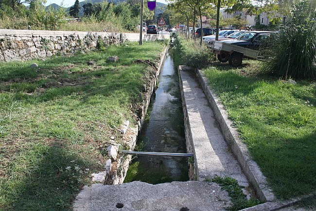 STON, Veliki > kanalisierter Wassergraben neben der Inseltangente