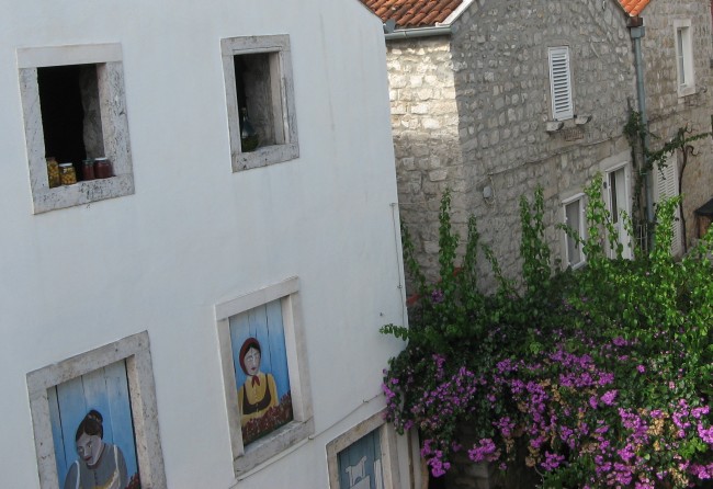 STON, Veliki > Wehrmauerausblick > Frauen am Fenster