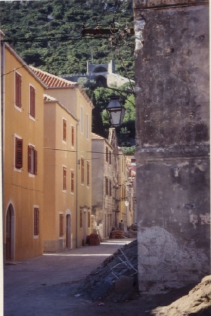 VELIKI STON > Gasse mit Blick zur Wehrmauer