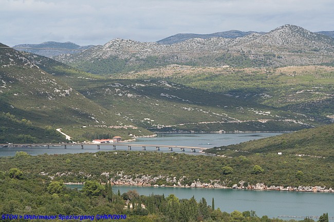 GRADSKE ZIDINE > Wehrmauer Ausblick zur Brücke über Bistrina