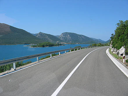 Kanal Mali Ston > Panorama der Wehrmauer von Mali Ston