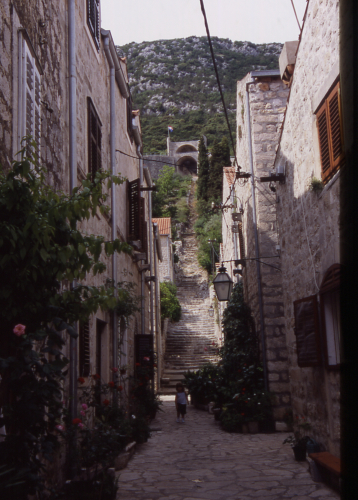 VELIKI STON > Gasse mit Wehrmauertreppe