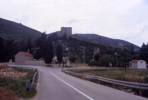 VELIKI STON > Kapelle und Wehrmauer